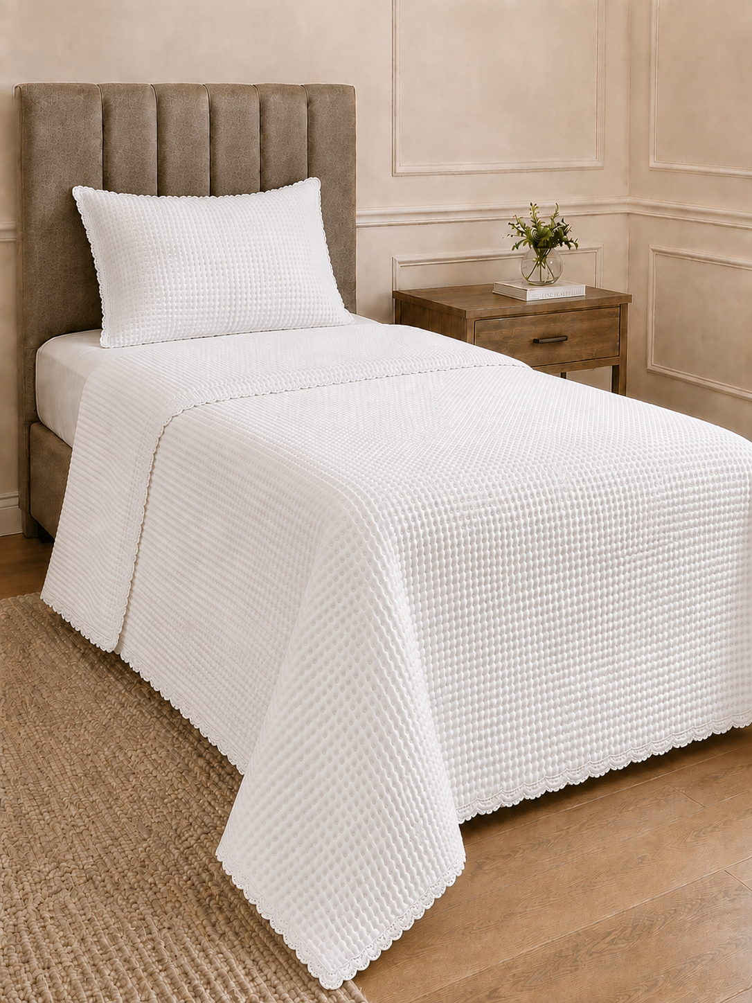 Off White | Solteiro | Cobre-leito matelassê off white na cama de solteiro