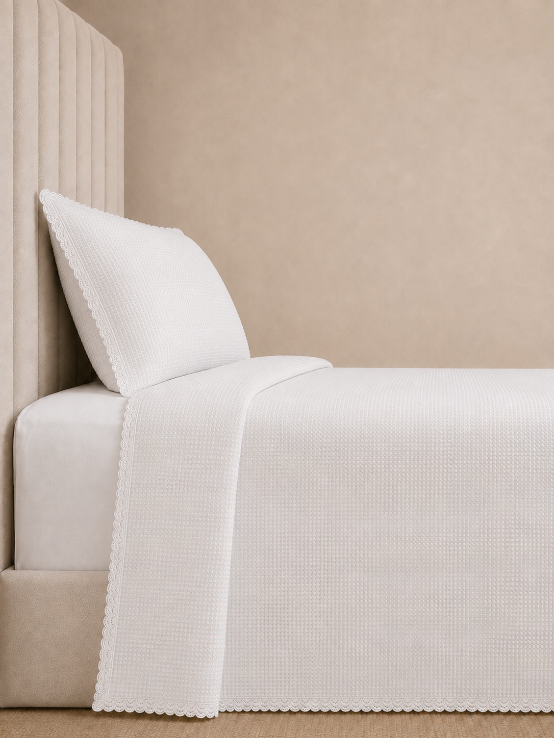 Cobre-leito matelassê off white com caimento lateral