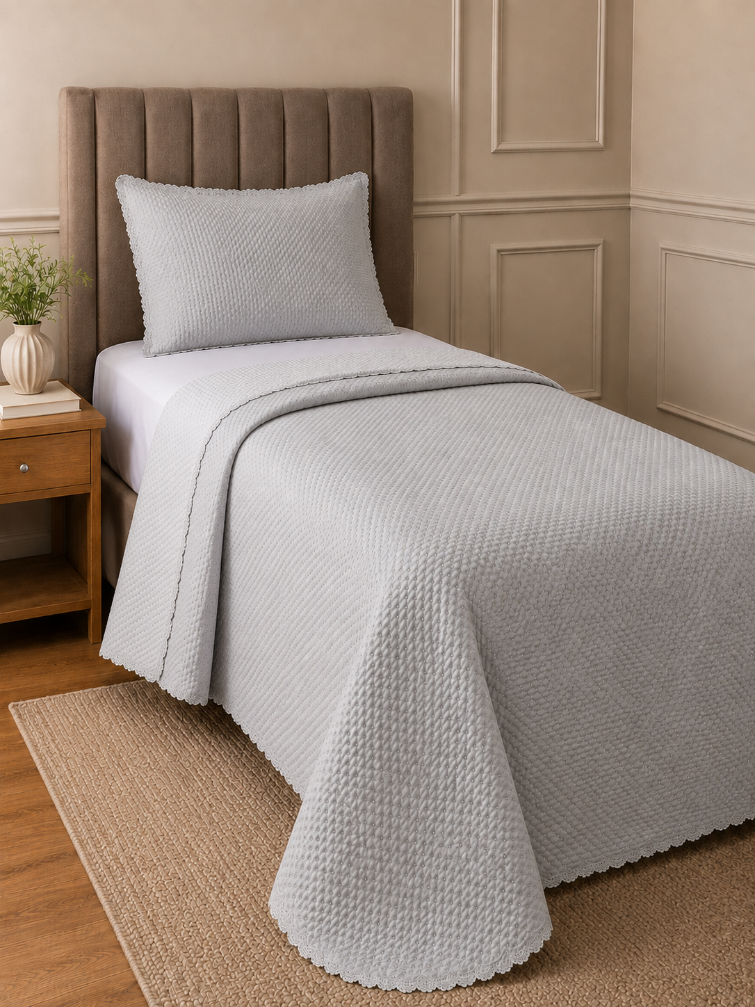 Cobre-leito matelassê cinza claro com verso branco na cama de solteiro