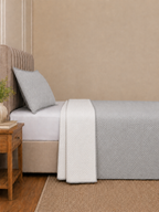Cobre-leito matelassê cinza claro com verso branco com caimento lateral