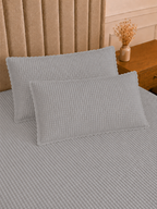 Kit cobre-leito matelassê cinza claro com verso branco dobrado com porta-travesseiros (2 unidades)