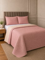 Cobre-leito matelassê rosa na cama de casal