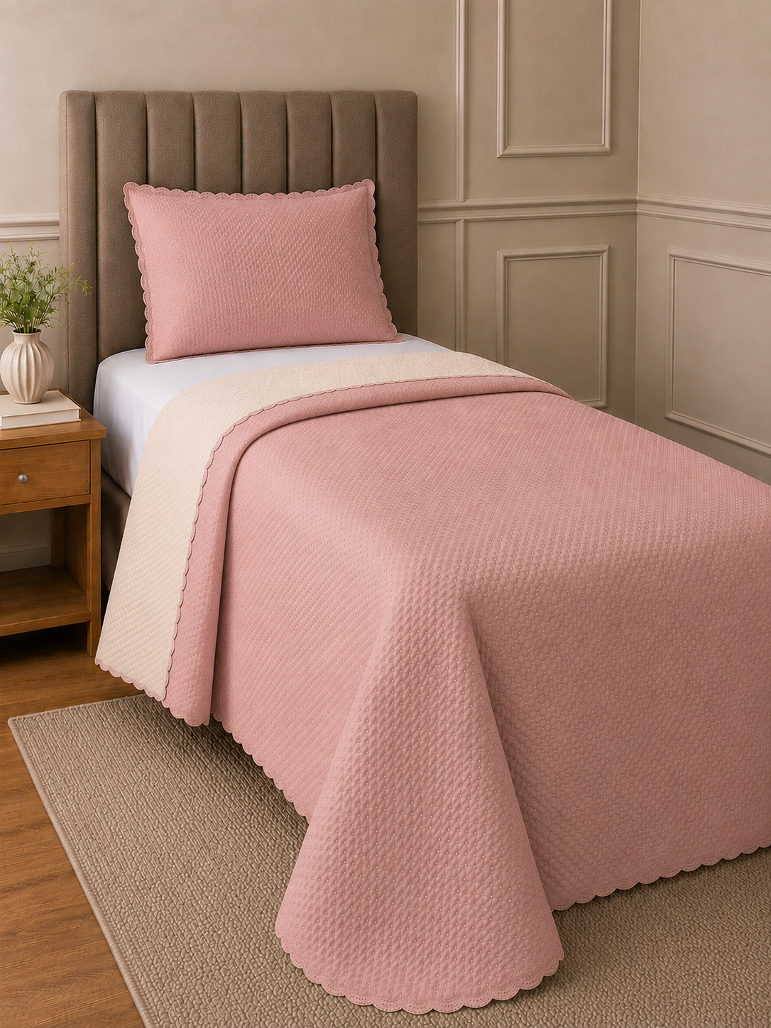 Cobre-leito matelassê rosa na cama de solteiro