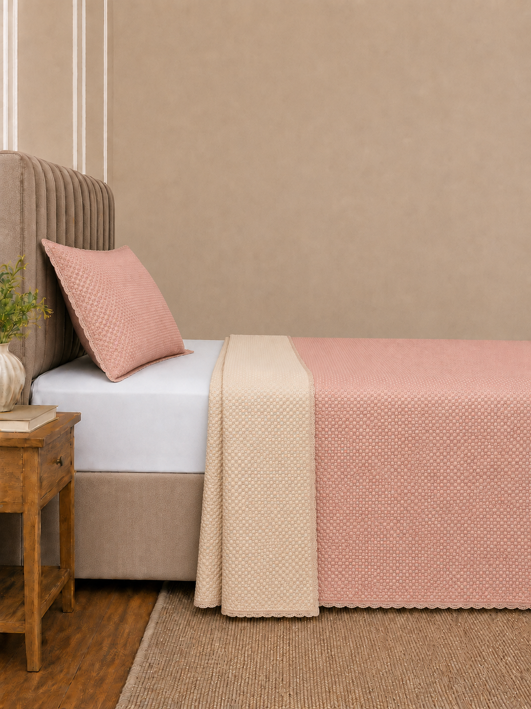 Cobre-leito matelassê rosa com caimento lateral