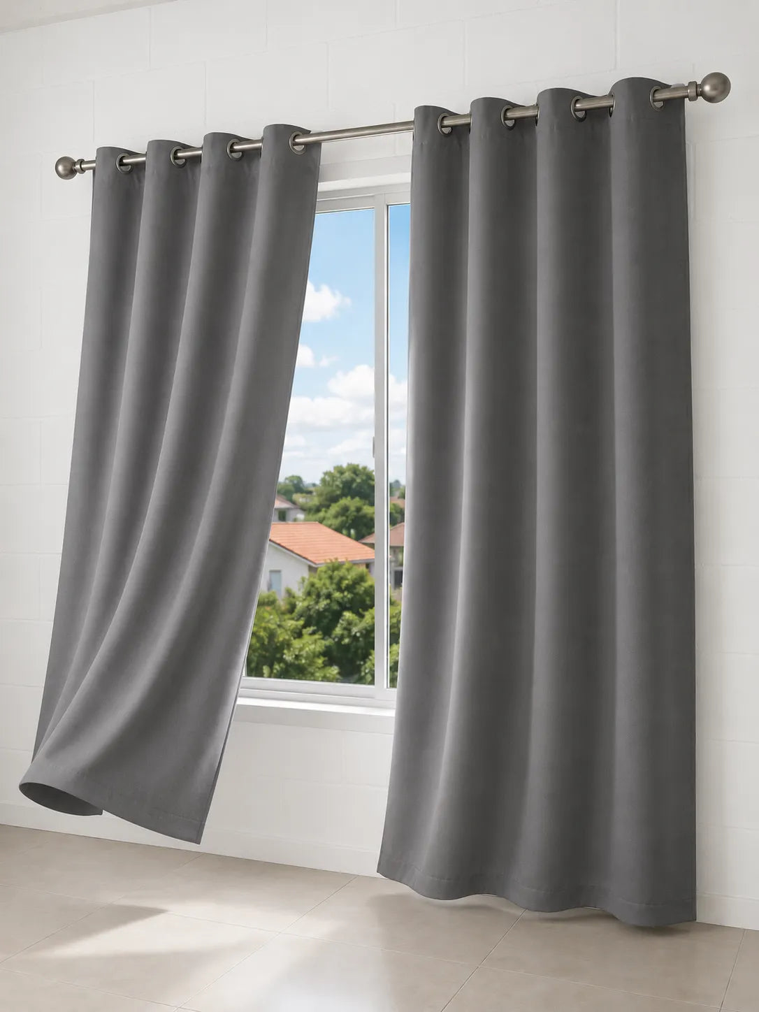 Cortina Blackout Eclipse Simple cinza instalada na janela
