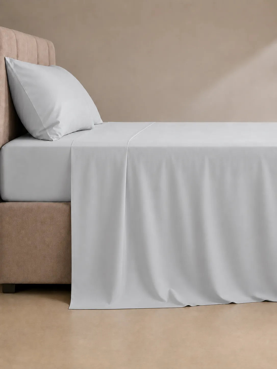 Jogo de lençol cinza micropercal com caimento lateral na cama