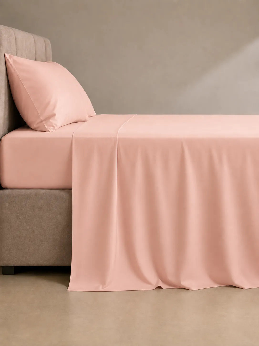 Jogo de lençol rosa micropercal com caimento lateral na cama